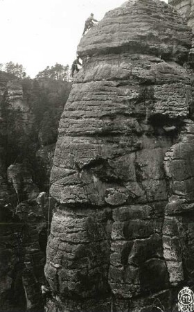 Sächsische Schweiz, Rathener Gebiet. Höllenhund. Seilschaft Ehrhardt Renger bei der 2. Begehung der Südostwand (VIIa [VIIIa]) unter dem 1. Ring (mit Doppelseil)