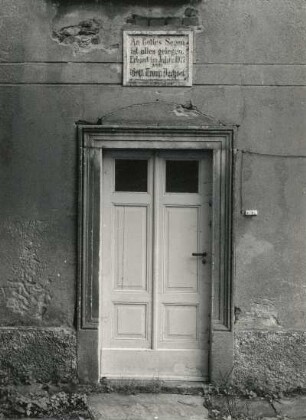 Radeburg-Bärwalde, Hauptstraße 31. Dreiseithof (ab 1800). Wohnstallhaus. Portal mit Inschrifttafel (bezeichnet 1912)