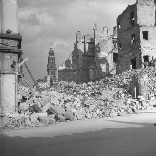 Dresden nach der Bombardierung vom 13./14. Februar 1945. Straßenbild mit Trümmerbergen. Blick zum Turm der Kreuzkirche