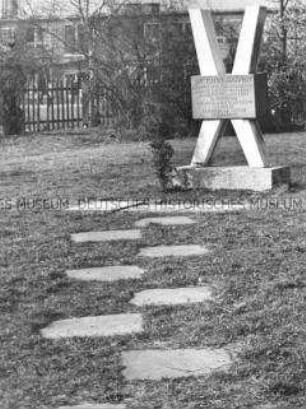 Denkmal für die von den Nationalsozialisten getöteten Brüder Werner und Friedrich Meister im Syringenweg in Berlin (Ost)