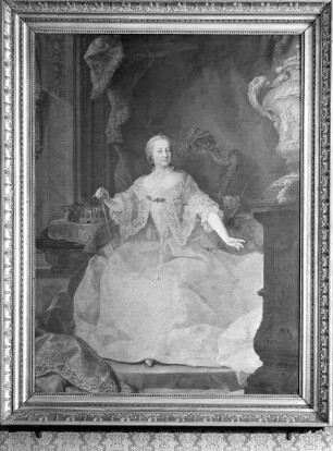 Maria Theresia im weißen Spitzenkleid