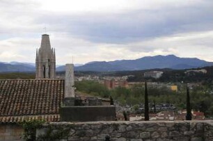 Girona - Stadtübersicht : Blick von der Kathedrale auf den Glockenturm der Kirche Sant Feliu (links), aufgenommen am 16. April 2012 in der Altstadt von Girona