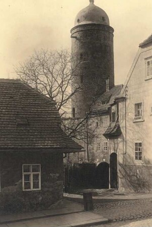 Bautzen. Das Neutor von Osten gesehen mit dem Einnehmerhaus des äußeren Lauentores