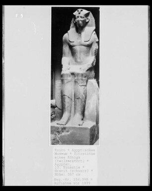 Sitzstatue eines Königs