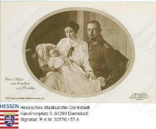 Oskar Prinz v. Preußen (1888-1958) / Porträt in Medaillon mit Familie / Gruppenaufnahme, v. l. n. r.: Sohn Oskar Prinz v. Preußen (1915-1939); Ehefrau Ina Prinzessin v. Preußen geb. Prinzessin v. Bassewitz (1888-1973)