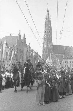 Landshut: Festzug mit Martinskirche