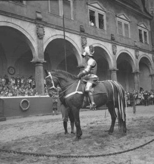 Turnierspiele 1936 : Dresden, Stallhof, Turnierspiele. Vor dem Turnier, Ritter empfängt seine Lanze.
