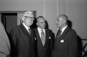 27. Tagung 1977 Chemiker; Sitzreihen im Theater: Adolf Butenandt, Ernst O. Fischer, Vladimir Prelog