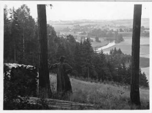 Rochlitzer Berg, Blick auf das Mittelsächsische Hügelland vom Südosthang mit Betrachterin