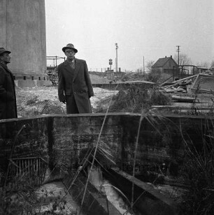 Zentralklärwerk: Bünningstedter Straße: Besichtigung durch Bürgermeister Kurt Fischer und kommissarischen Stadtbauamtsleiter Clasen: Beton-Auslaufwerk zum Ablauf in die Aue