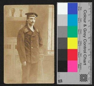 Foto zeigt Max Unger, als Postkarte adressiert an Frau A. Unger, Text unbekannt - Band der Matrosenmütze : II. Matrosen Division
