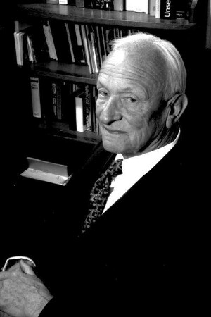 Freiburg: Wohnung; Hermann Linnemann; Portrait; vor Büchern