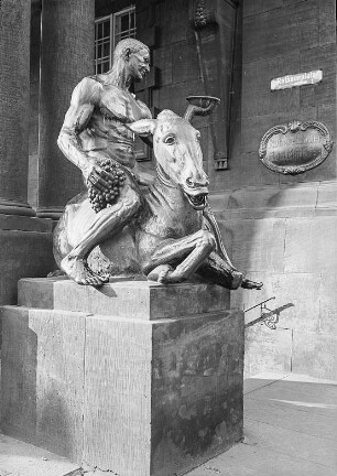 Bacchus auf trunkenem Esel : Dresden. Neues Rathaus. Bacchus auf trunkenem Esel von Georg Wrba am Eingang zum Ratskeller
