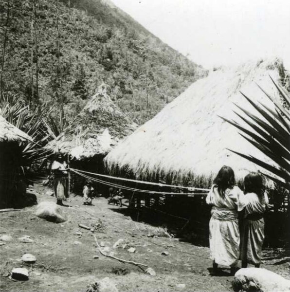 Indianerinnen mit der Carúmba Stricke drehend aus Agavefaser.