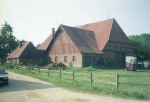 Hauptstraße 6: giebelständiges Hufnerhaus: rechts Giebelseite Wirtschaftstrakt mit Fachwerk und Scheunentor: Bildmitte Stall-Querbau: hinten links angebaute Kate