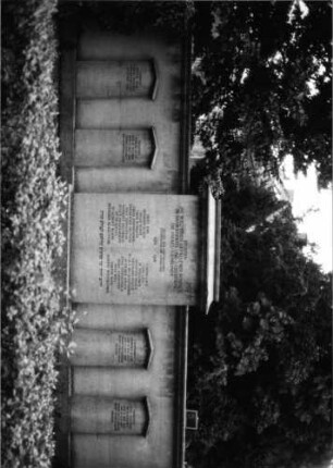 Grabstein 96 (Index: 100089413) Besonderheit: kulturhistorisch wertvoll / hist.-wiss. Gründe; - Ehrenmal f. Gefallenen 1. Weltkrieges -> Namen siehe freie Kommentierung: Grabstein 96