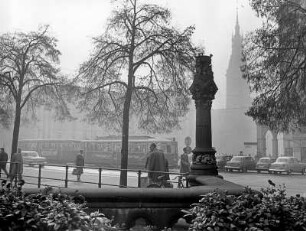 Hamburg. Neustadt. Blick vom Jungfernstieg Richtung Rathaus