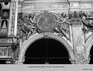 Stuckdekorationen im Langhaus von SS. Annunziata, Florenz : Stuckdekoration mit Engeln über der Cappella Medici