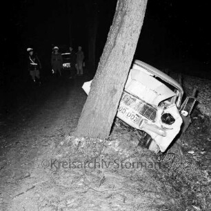 Unfall: Sülfelder Straße: Verkehrsunfall: verunglückter Pkw mit Vorderfront an Baum: hinten links Polizisten, weitere Personen und Pkw: Nacht