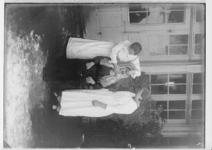 Fasnacht im Josefinenstift (Klösterle) 1931; Drei verkleidete Frauen