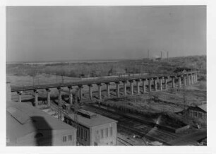 Industrie-Kraftwerk. Aufgeständerte Trasse der Grubenbahn (alte Trasse), darunter Gleisanlagen der Werkbahn : Lauta (Niederlausitz). Industrie-Kraftwerk. Aufgeständerte Trasse der Grubenbahn (alte Trasse), darunter Gleisanlagen der Werkbahn