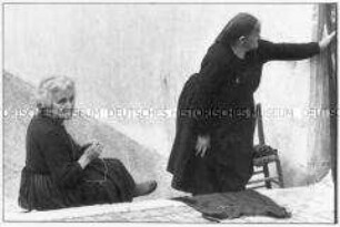 Zwei ältere Frauen (Altersgruppe 18-21)