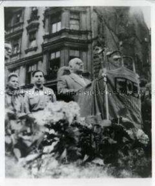 Am Ostbahnhof verabschiedet Wilhelm Pieck die FDJ-Delegation zu den 2. Weltfestspielen in Budapest