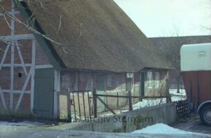 Reinbeker Straße: Fachwerkhaus mit Reetdach: Teilansicht: vorne Giebelseite, Wirtschaftstrakt, dahinter Wohntrakt