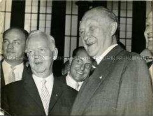 Konrad Adenauer gratuliert dem neuen Bundespräsidenten Lübke