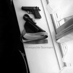 Mordversuch an Kriminalmeister: Große Straße: Polizeirevier: sichergestellte Tatwaffe mit Pistolenhalfter des Täters Walter Gläser auf Fensterbank