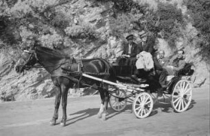 Reisefotos Italien. Sizilien. Taormina. Reisende in einer offenen Kutsche