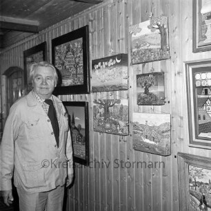 Rade: Museum Rade im Naturpark Oberalster: Ausstellung "Damenwahl" von Laienmalerinnen: vorn links Rolf Italiaander vor Wand mit Gemälden