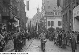 Fahnenträger und Fanfarenzug