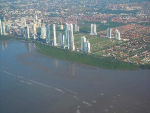 Panama-City aus der Luft : Aufgenommen währen des Landeanfluges einer kleinen Propellermaschine über Panama-City am 14. Septenber 2011