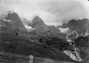 Im Gebirge : Blick in ein Gebirgstal