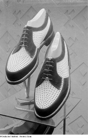 Schuhe auf der Leipziger Herbstmesse 1954