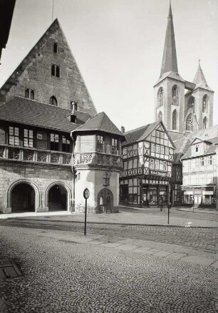 Halberstadt, Fischmarkt : Halberstadt. Fischmarkt. Blick nach Nordwesten gegen Rathaus und Türme der Martinikirche
