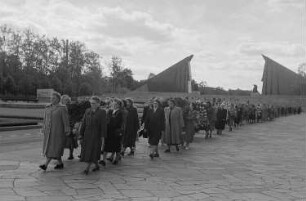 Kranzniederlegung an Ehrenmalen im Treptower Park in Berlin anlässlich des IV. Bundeskongresses des Demokratischen Frauenbundes Deutschlands (DFD) : Elli Schmidt (links) mit weiteren Kongressteilnehmern bei der Kranzniederlegung im Treptower Park