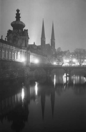 Dresden. Zwinger mit Kronentor und Sophienkirche