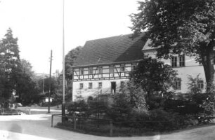 Reinhardtsdorf-Schöna. Wohnhaus mit Gaststätte "Drei Fichten", Reinhardtsdorf Nr. 13 b (Hauptstraße 13b). Straßenansicht