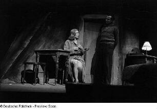 Szenenbilder aus dem Drama "Die Illegalen" von Günther Weisenborn am Hebbel-Theater Berlin : Szene mit Ernst Wilhelm Borchert (rechts) und Lu Säuberlich (links)