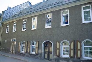 Haus mit Fensterläden im EG, kleiner Torfahrt