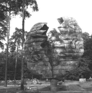 Dresden-Trachau, Moritzburger Landstraße 299. Heidefriedhof (1929-1934 angelegt). Denkmalsanlage für die Bombenopfer von 1945 (1962-1963; K. Girt, K. Röthig). Denkmal