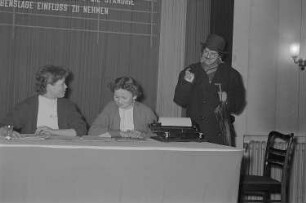 Kabarettistischer Auftritt von Mitarbeiterinnen
