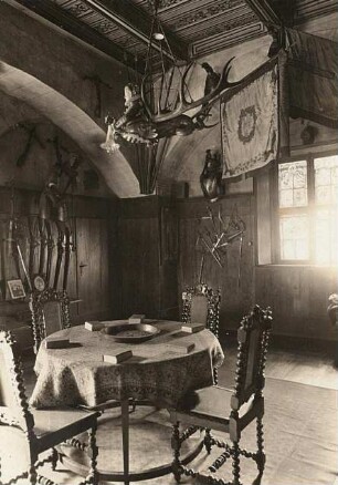 Sachsen. Meißen-Siebeneichen. Schloss Siebeneichen. Waffenzimmer mit der Fahne der Sächsischen Freiwilligen von 1813 (auch "Sachsenbanner" oder "Körnerfahne" genannt)