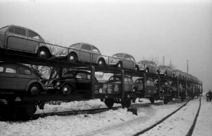 Spezialwagen der Bundesbahn für Autotransporte im Karlsruher Güterbahnhof.