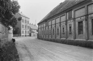 Fabrikgebäude : Junge auf einer Straße gegenüber einer Fabrik
