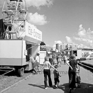 Schützenfest: Veranstalter Bürgerschützengilde von 1627 e.V. Bad Oldesloe: Volksfestplatz bei Schützenhalle, Sehmsdorfer Straße: Eisstand, Riesenrad, Jahrmarktstände: Besucher, mit Kindernwagen: im Hintergrund Hochhaus am Schanzenbarg, 28. Juli 1974