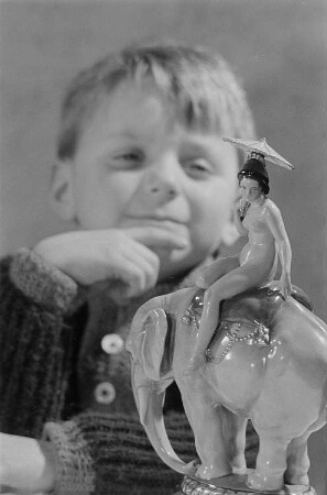 Porträt eines Jungen ( Lothar) mit einer Porzellanfigur