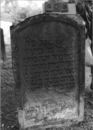Grabstein 403 (Index: 99789391) Maße HxBxT: 127x77x9 cm Besonderheit: kulturhistorisch wertvoll / hist.-wiss. Gründe (Gemeindestellung): Grabstein 403